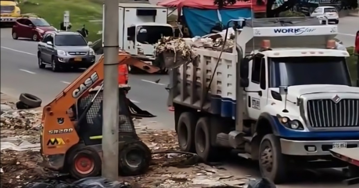 Foto que muestra una volqueta recolectando residuos
