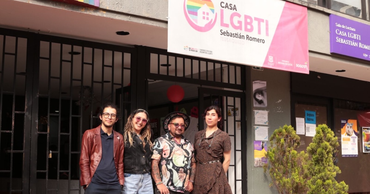 Imagen de varias personas al frente de la Casa LGBT