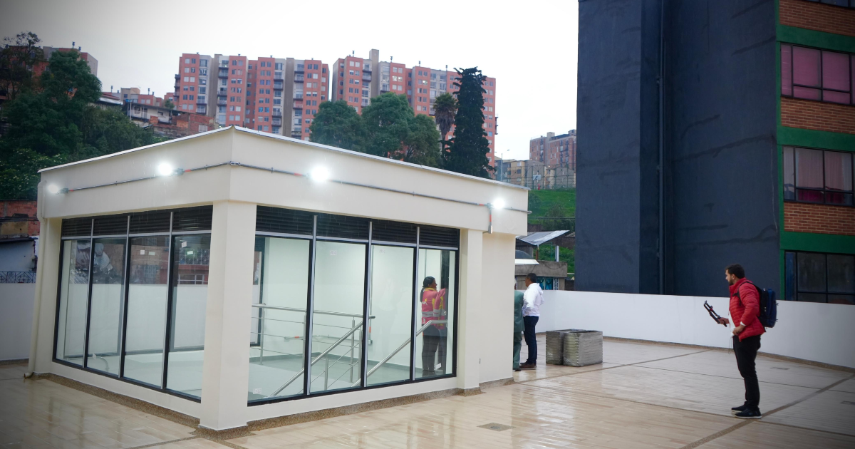 Imagen de la fachada del Salón Comunal de Las Brisas en San Cristóbal