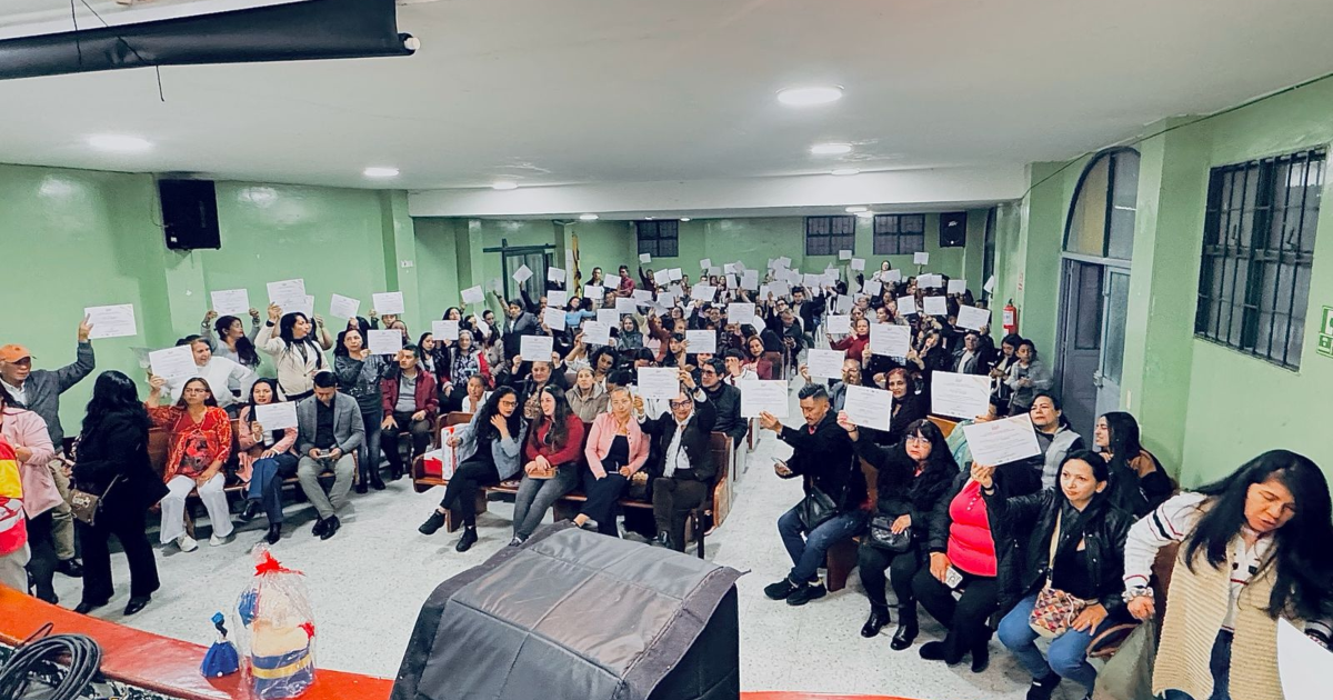 Imagen de los y las emprendedoras alzando sus certificados 