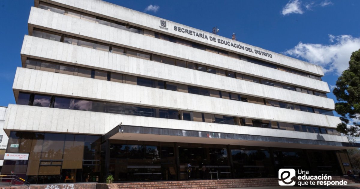 Foto que muestra la fachada de la Secretaría de Educación de Bogotá
