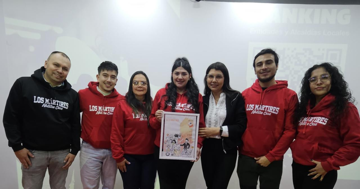 Foto de funcionarios de la Alcaldía Local de Los Mártires recibiendo un reconocimiento