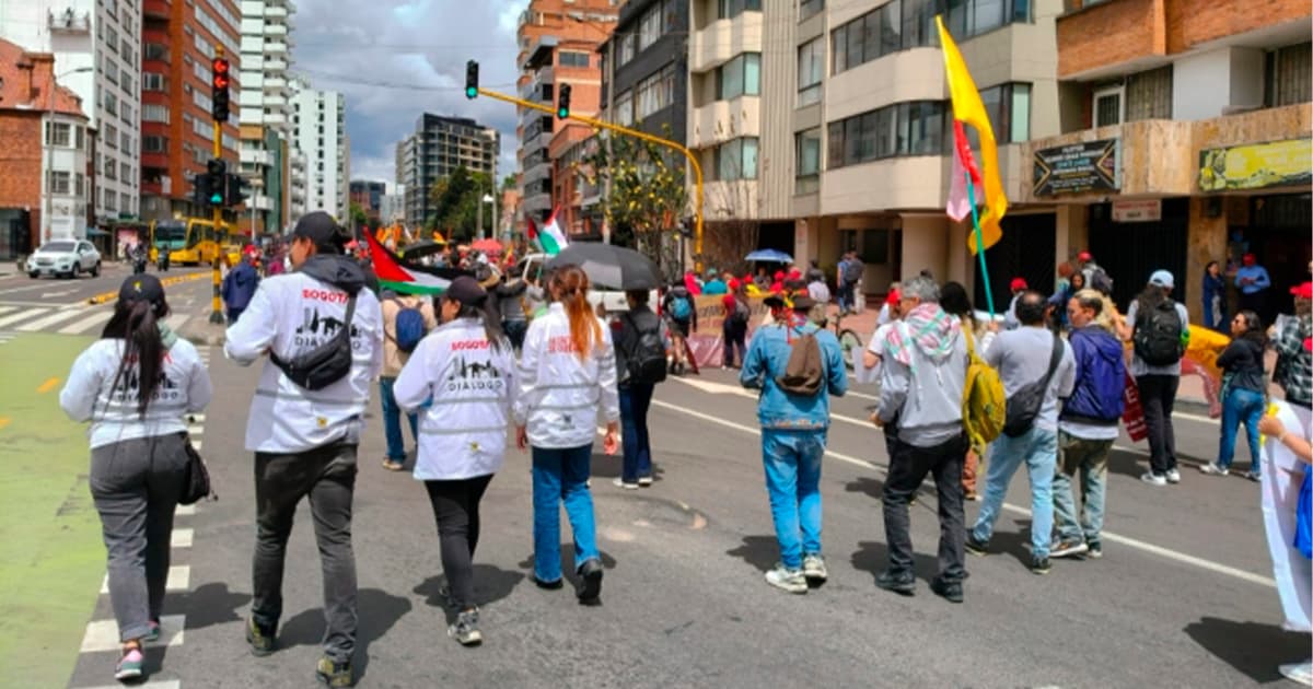 Foto de gestores de diálogo marchando por las calles de Bogotá 