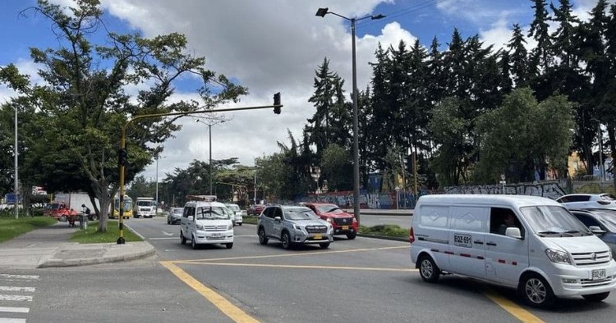 Foto de varios vehículos en una vía de Bogotá