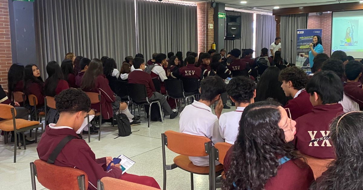 Foto que muestra estudiantes sentados en un salón