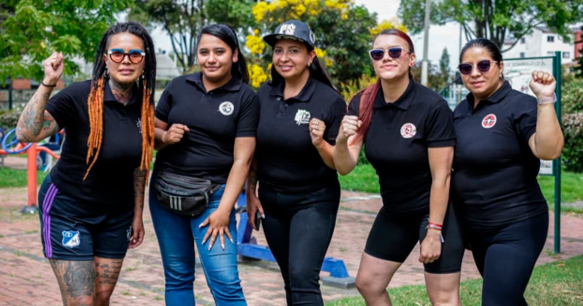 En la foto varias mujeres de barras y entornos futboleros 
