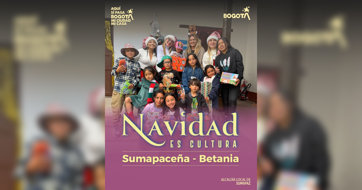 Imagen de varias personas posando para una foto con gorros de Navidad