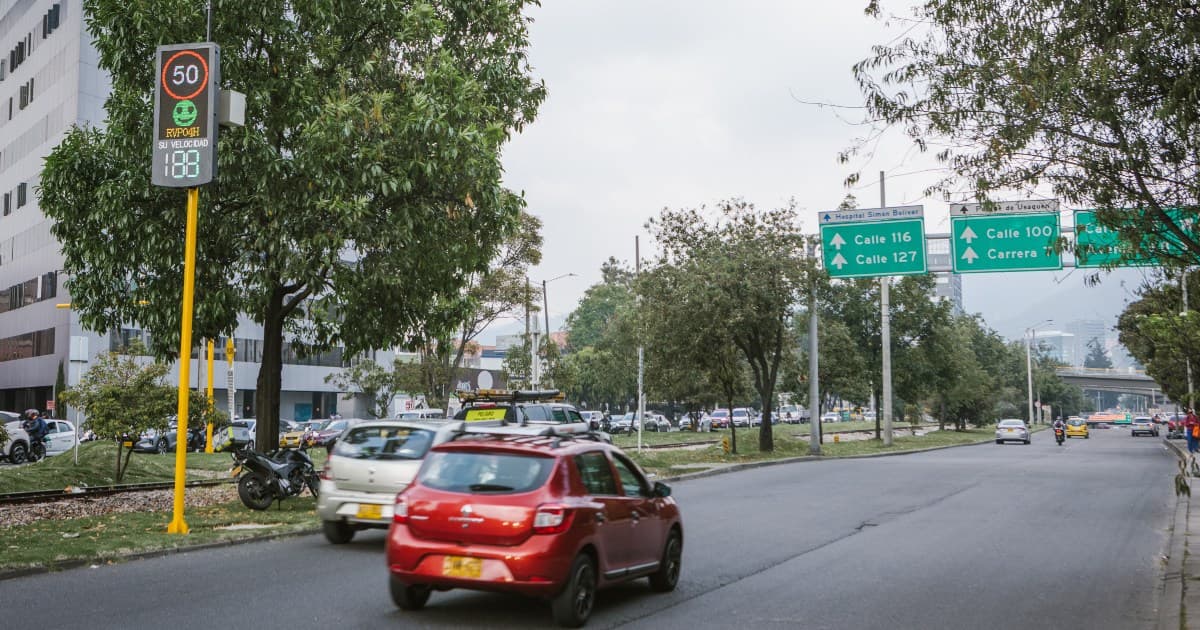 Foto de un panel informativo para reducir el exceso de velocidad en Bogotá 