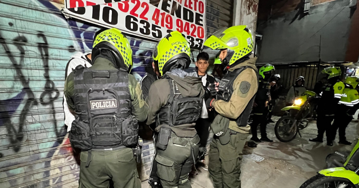 Imagen de varios policías en un control de seguridad y convivencia