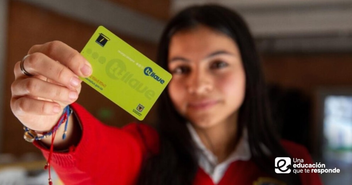 Foto que muestra una estudiante con una tarjeta TuLlave en la mano