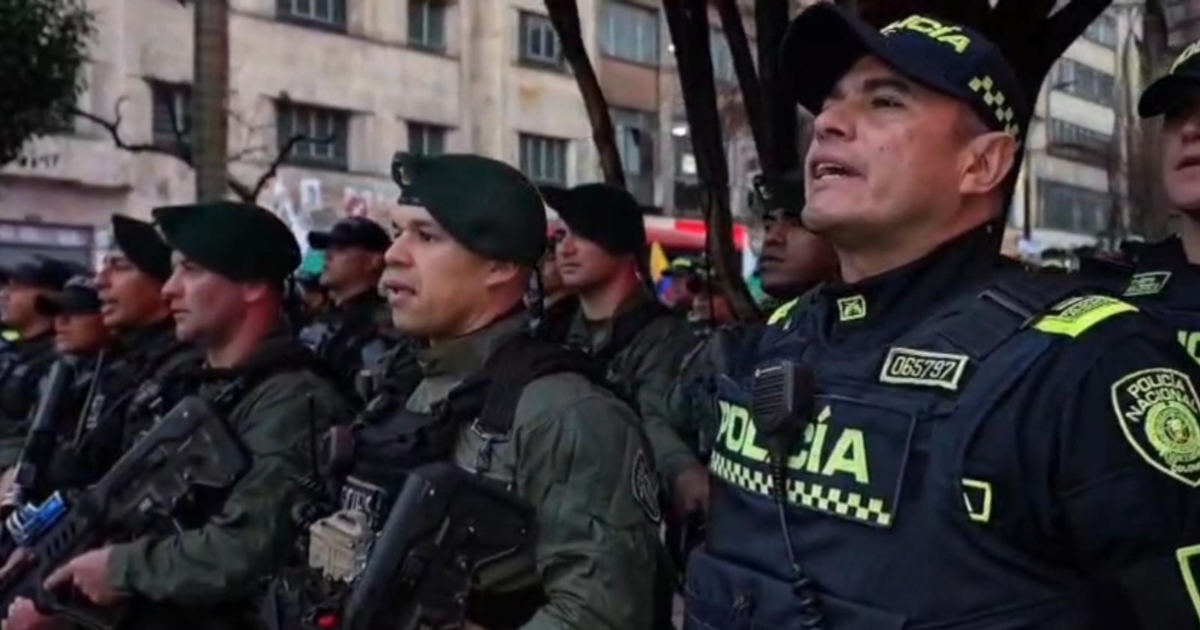 Imagen de policías organizados en fila