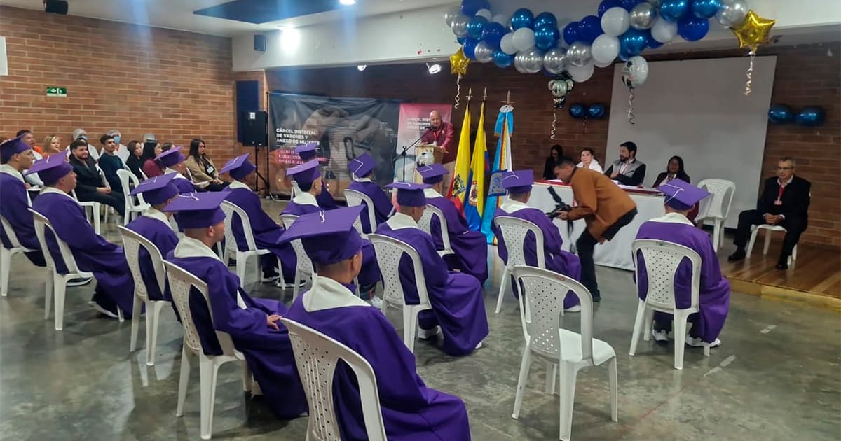 En la foto todos los que se están graduando 