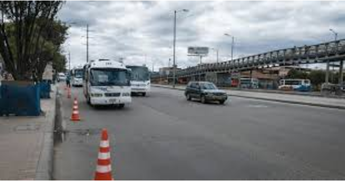 Imagen de una via de Bogotá en la que circulan diferentes tipos de vehículos