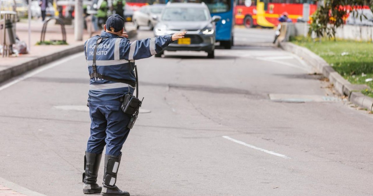 Foto que muestra un agente de transito 
