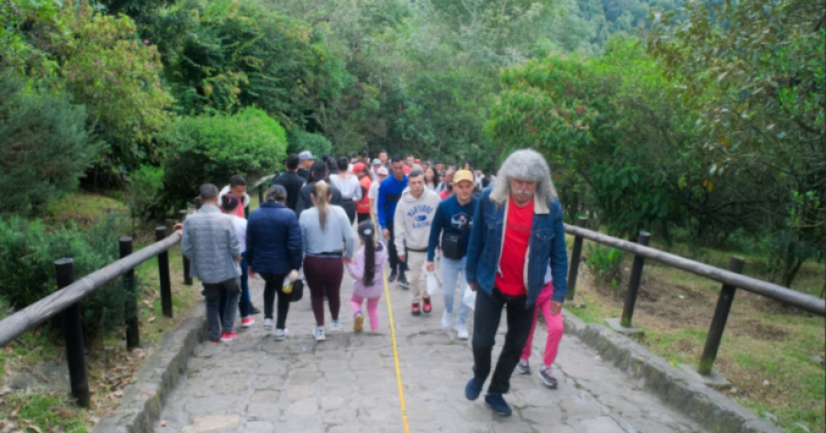 Imagen de personas subiendo al Sendero de Monserrate