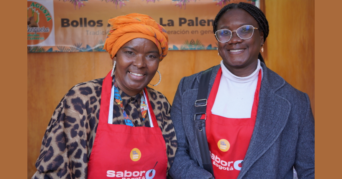 Imagen de dos mujeres afro que usan delantal de Sabor Bogotá