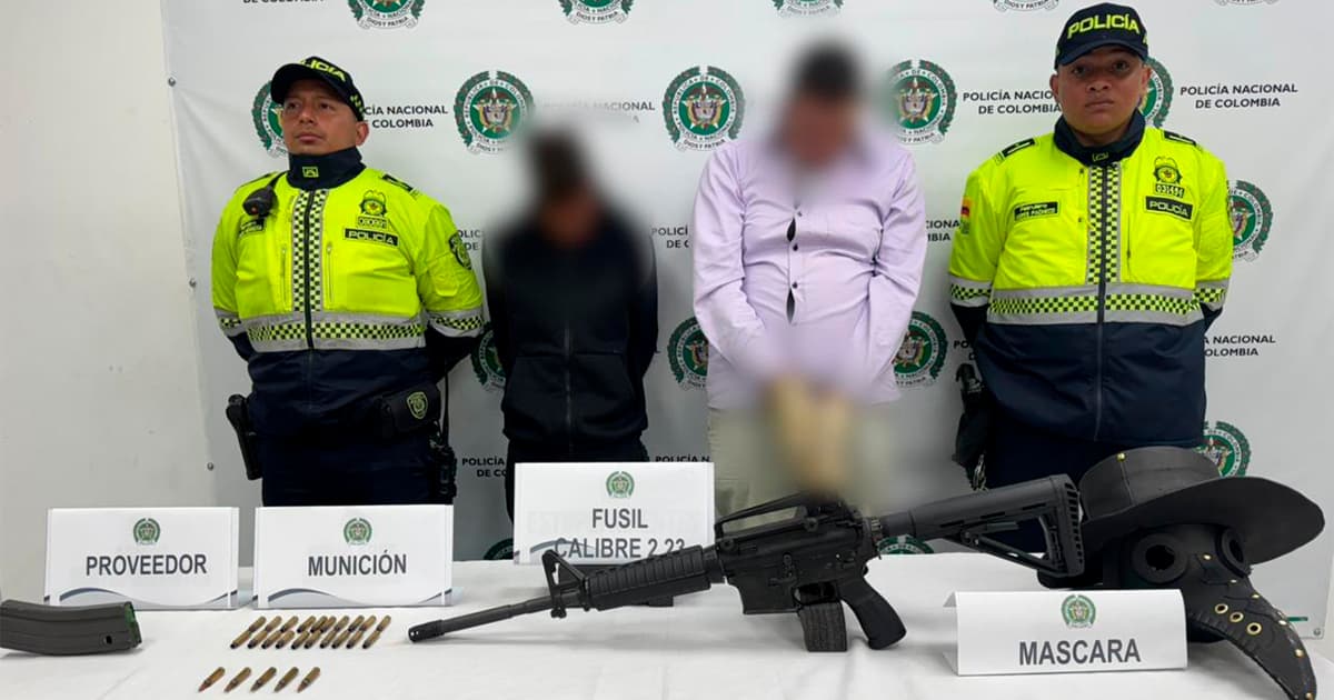 En la foto dos capturados y los dos policías 