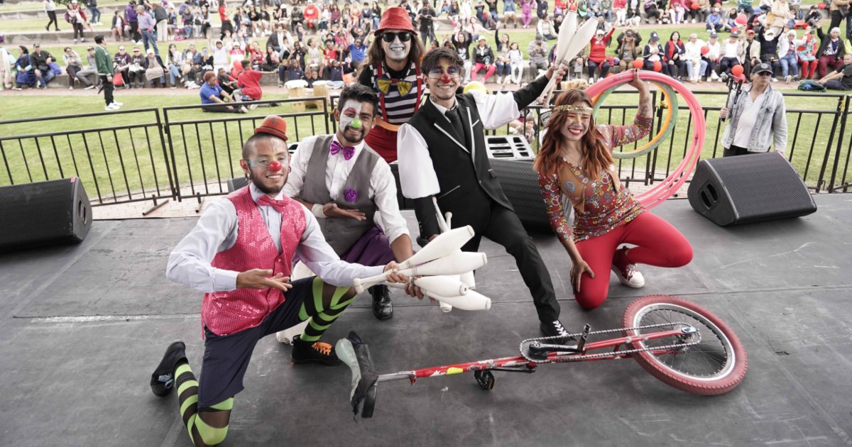 Foto que muestra artistas sonriendo 