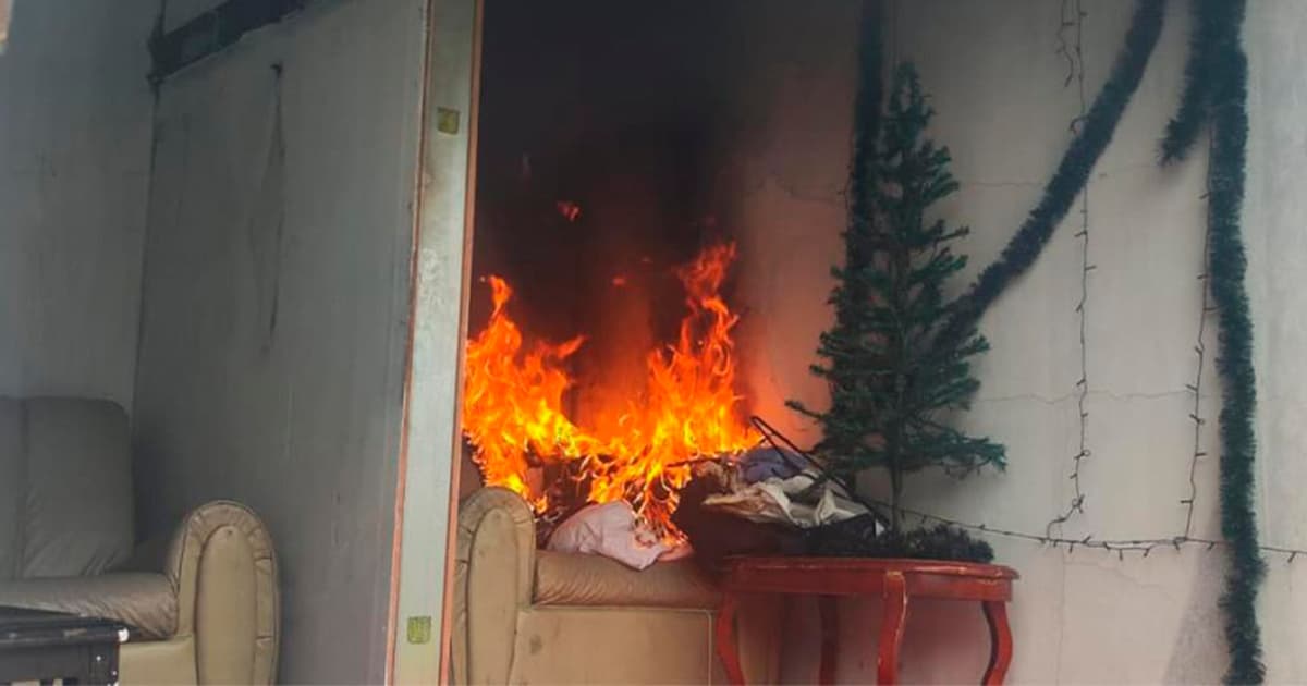 Foto de un árbol de Navidad quemándose 