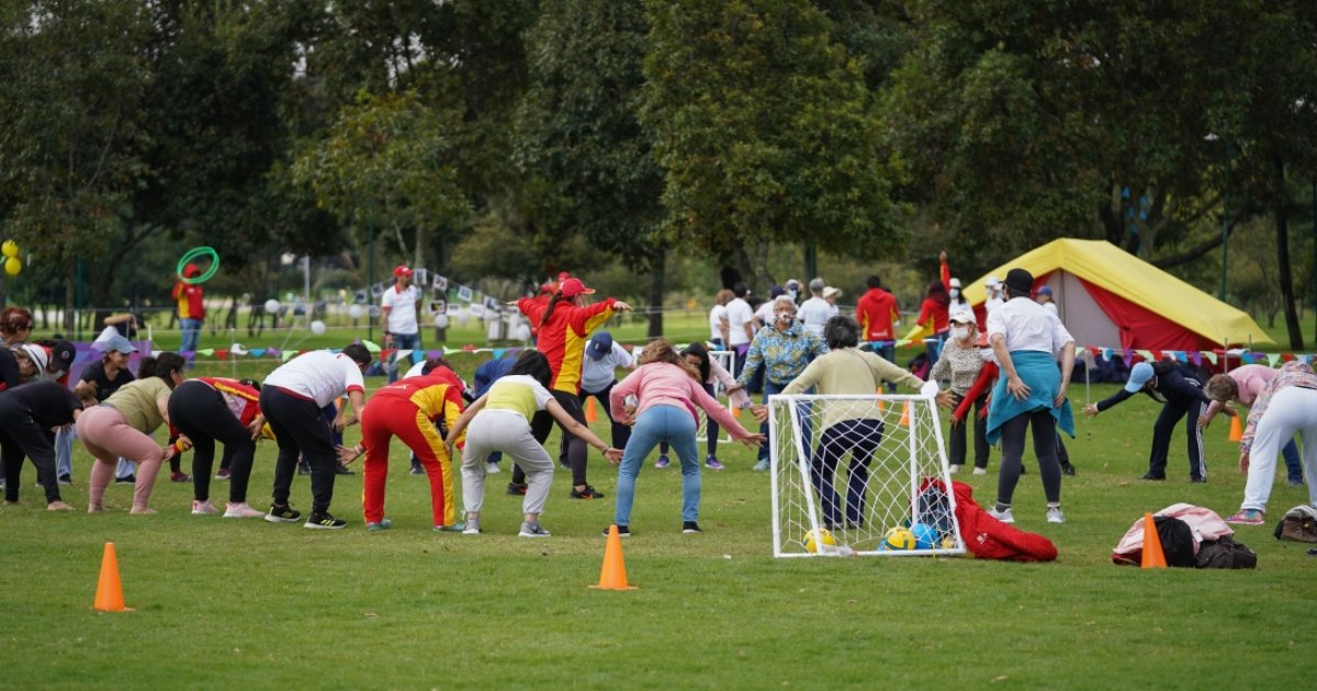 Foto que muestra personas haciendo ejercicio