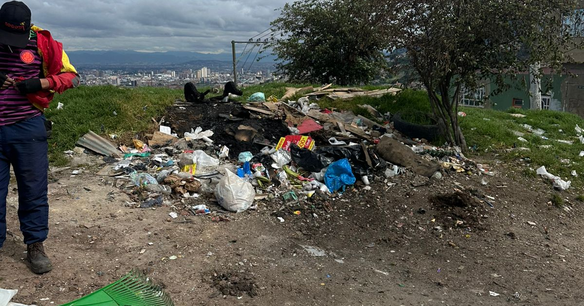 Foto de una calle de Bogotá con escombros y basuras 
