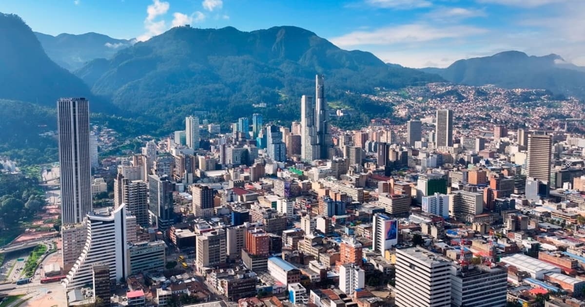 Imagen panorámica del centro de Bogotá en donde se ven edificios y el cerro de Monserrate