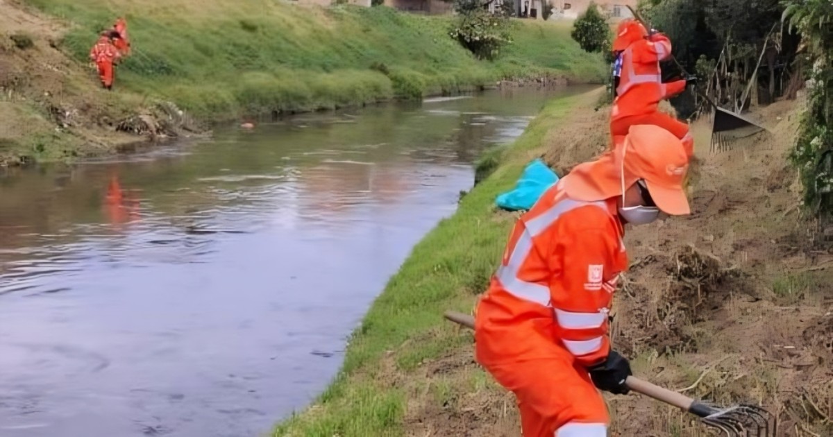 Foto que muestra trabajadores limpiando un canal de Bogotá