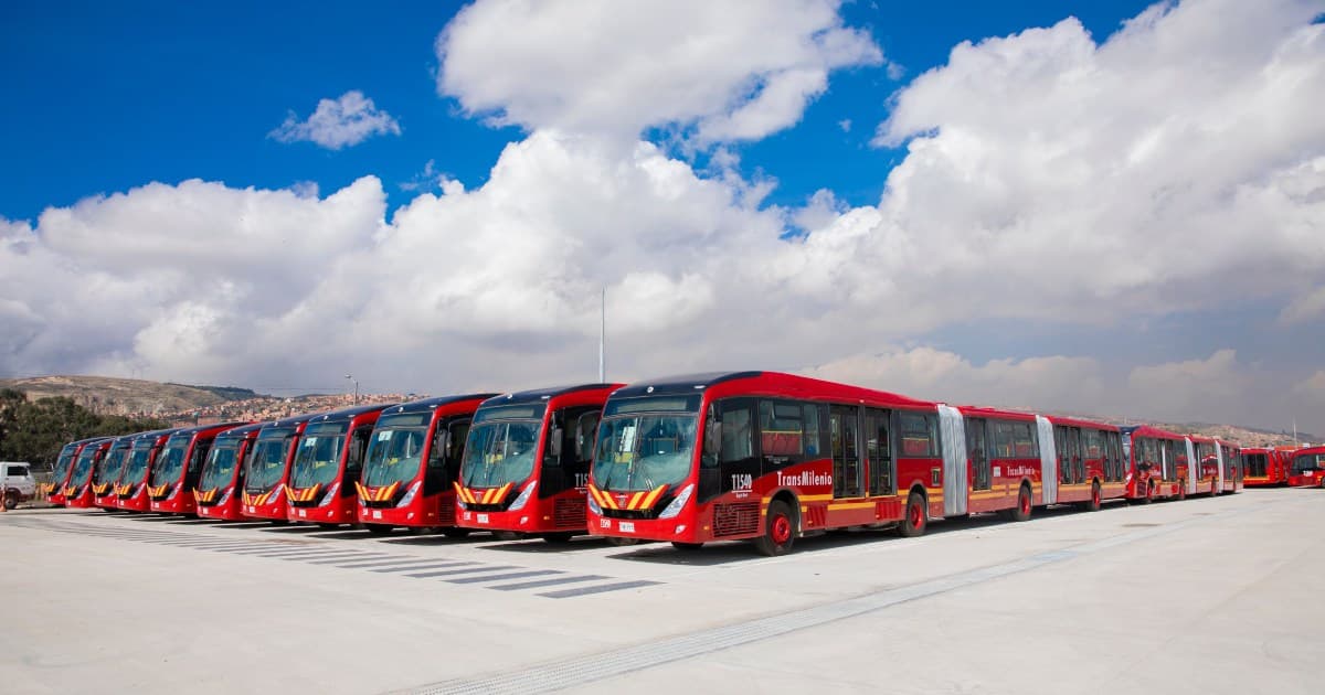 Foto de varios buses de TransMilenio estacionados. 