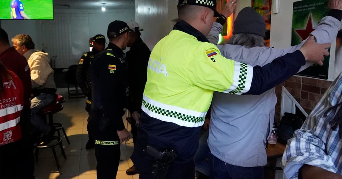 En la foto un policía requisando a una persona