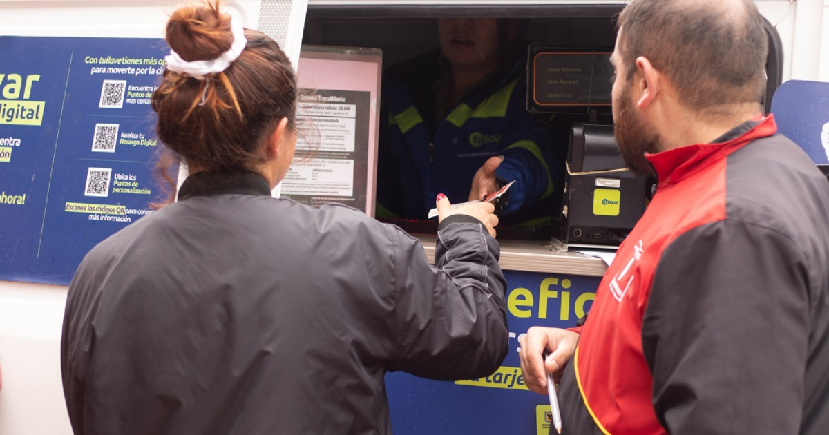 Imagen de una mujer recargado su tarjeta de TransMilenio