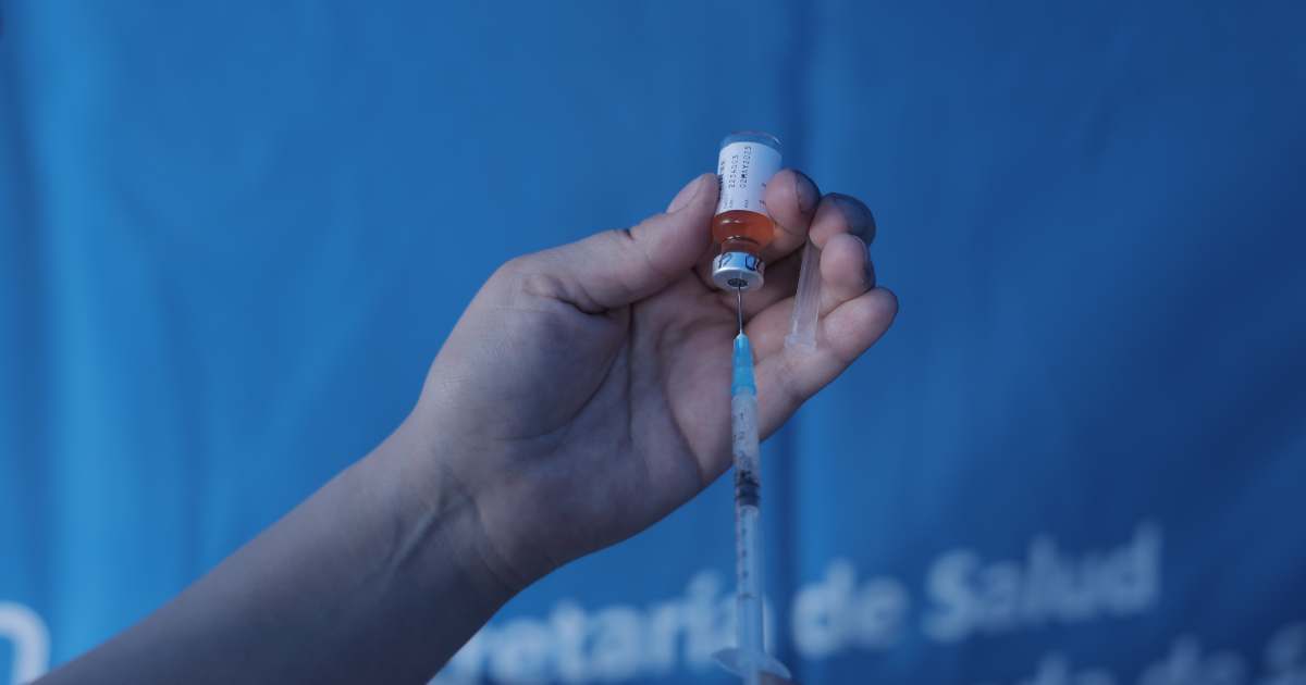 Foto que muestra unas manos sosteniendo una jeringa 