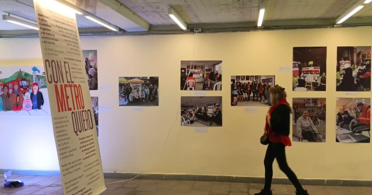 Una persona visitando la galería sonora “Voces diversas: Somos representaciones colectivas”