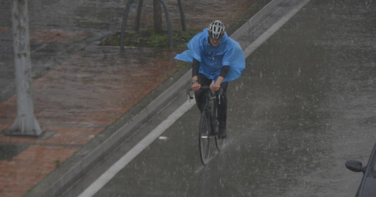 Foto de una persona en medio de lluvia