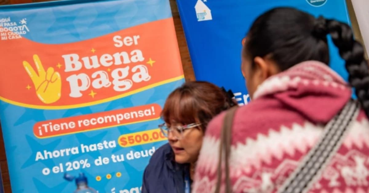 Foto de bogotanos y bogotanas accediendo a servicios del programa 'Buena Paga' Bogotá.