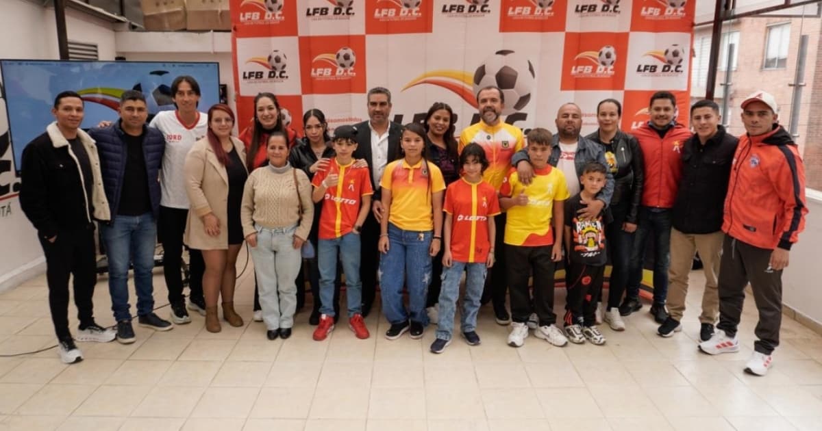 Foto de la entrega de las becas a los seis ganadores de 'Sueños de Cancha' en Bogotá.