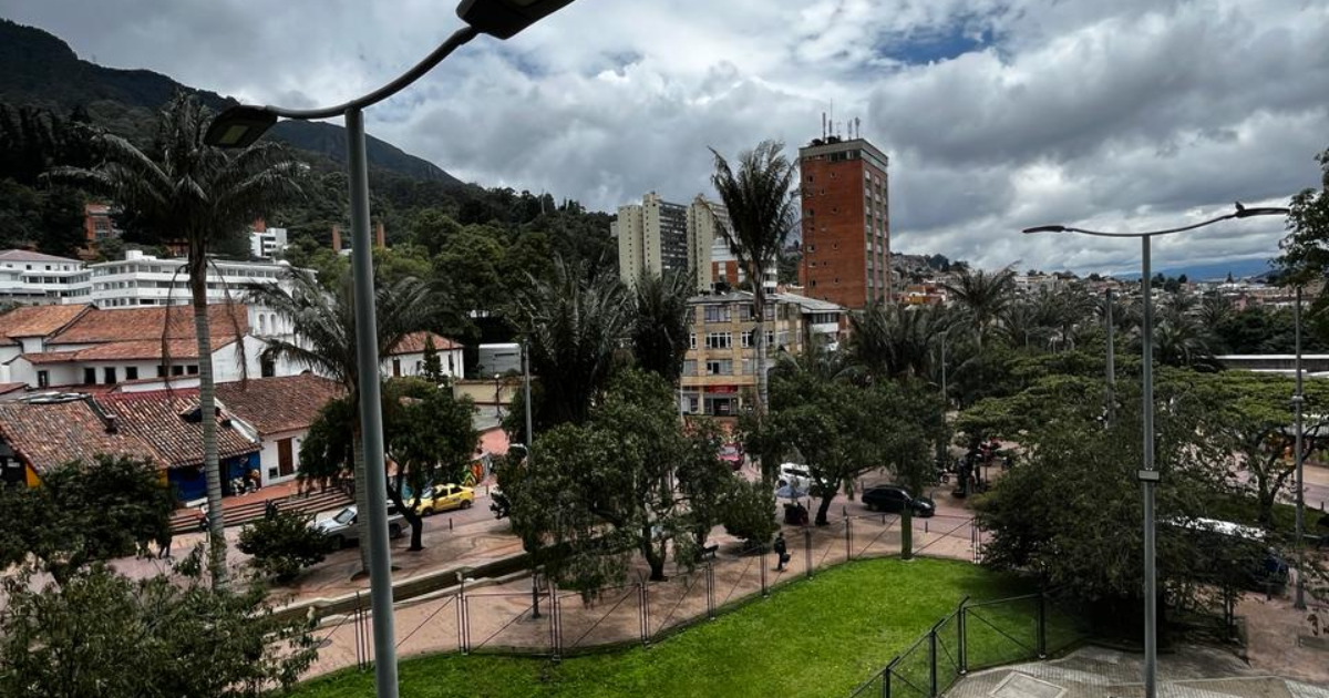 Imagen panorámica de Bogotá en la que se aprecia un día soleado