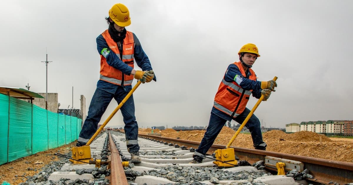 Foto de dos trabajadores en obras de la Línea 1 del Metro de Bogotá.