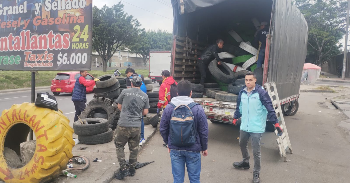 Foto de funcionarios del Distrito en operativo de limpieza