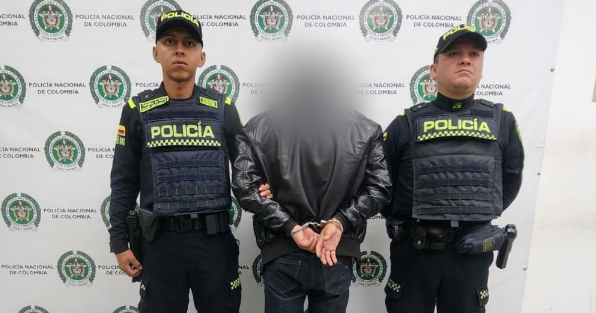 Imagen del hombre capturado junto a dos policías