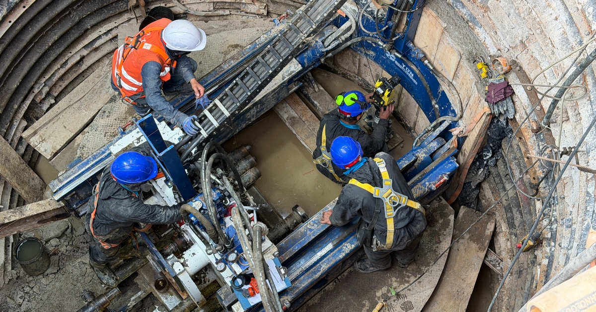 Foto que muestra trabajadores del Acueducto de Bogotá 