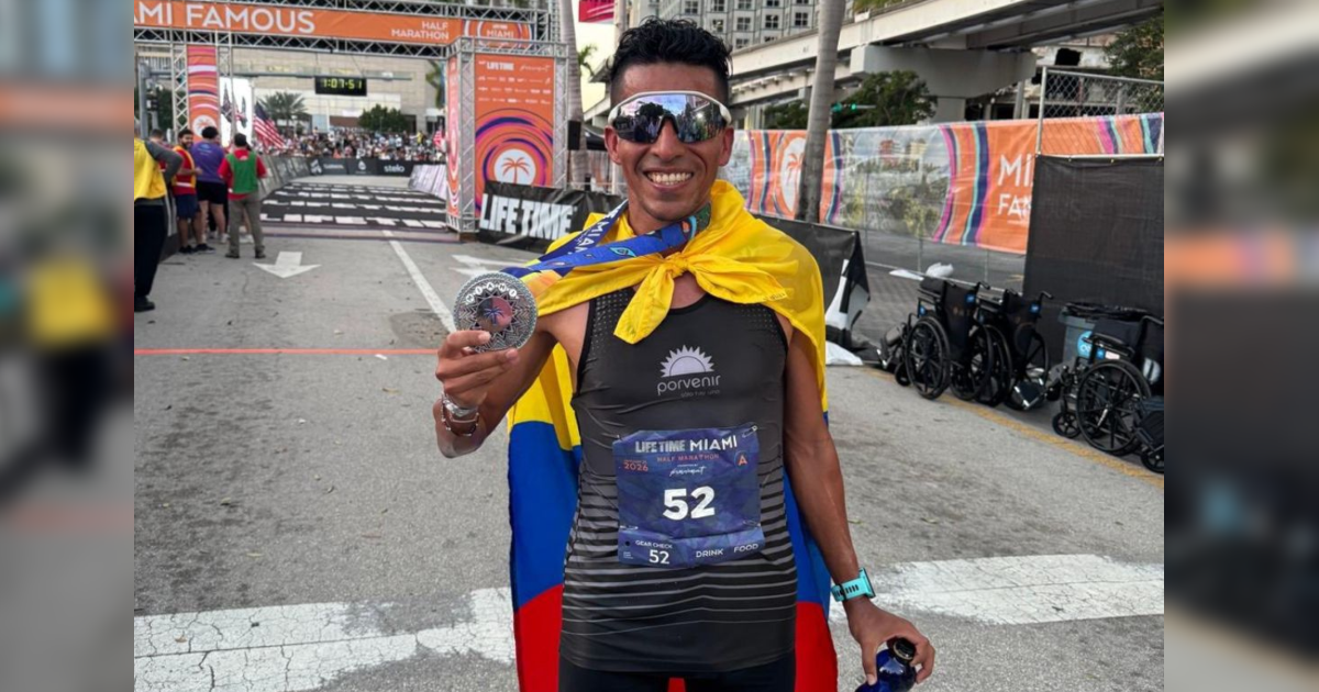 Imagen de José Mauricio González con su medalla de oro de la Media Maratón de Miami