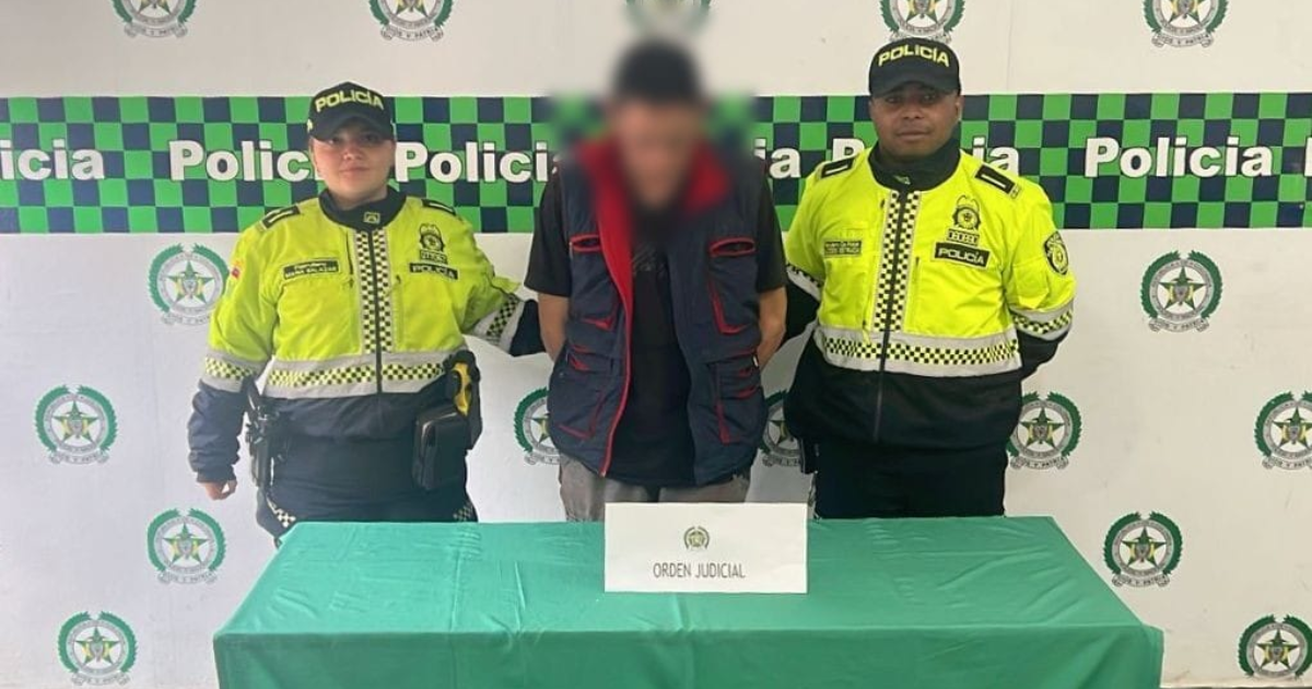 Imagen del capturado con dos policías
