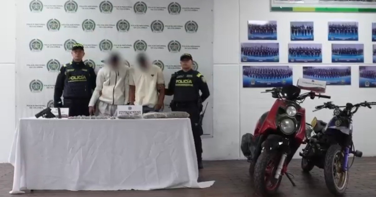 Imagen de los capturados junto a dos policías