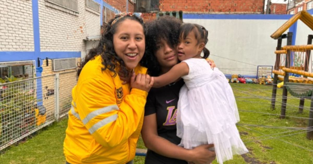 Funcionaria de la Secretaría de Integración Social con una madres y su hija 