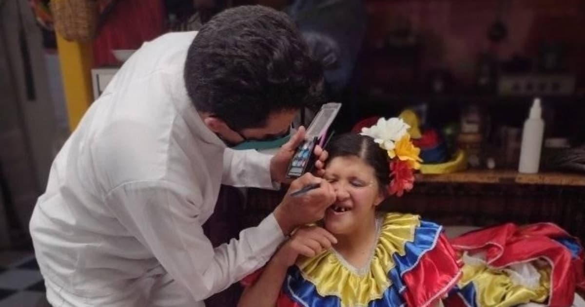 Instructor de Centros Crecer maquillando a una mujer 