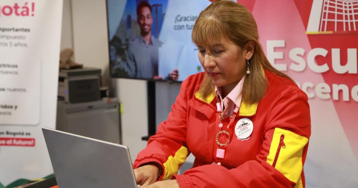 Funcionaria de la Secretaría de Hacienda revisando el portal de pagos 