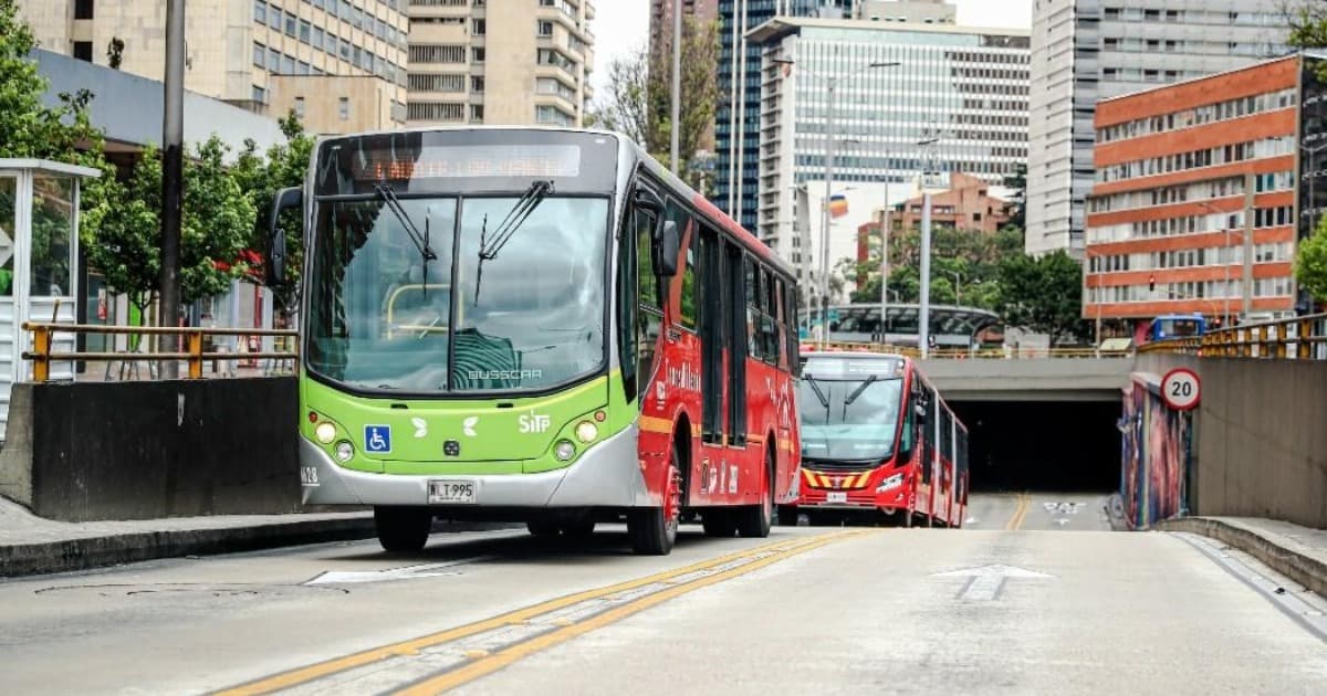 Foto de buses de TransMilenio estacionados