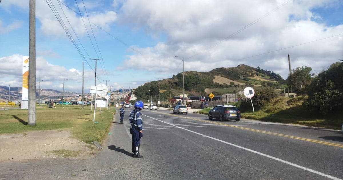 Foto de un agente de tránsito en una vía de Bogotá