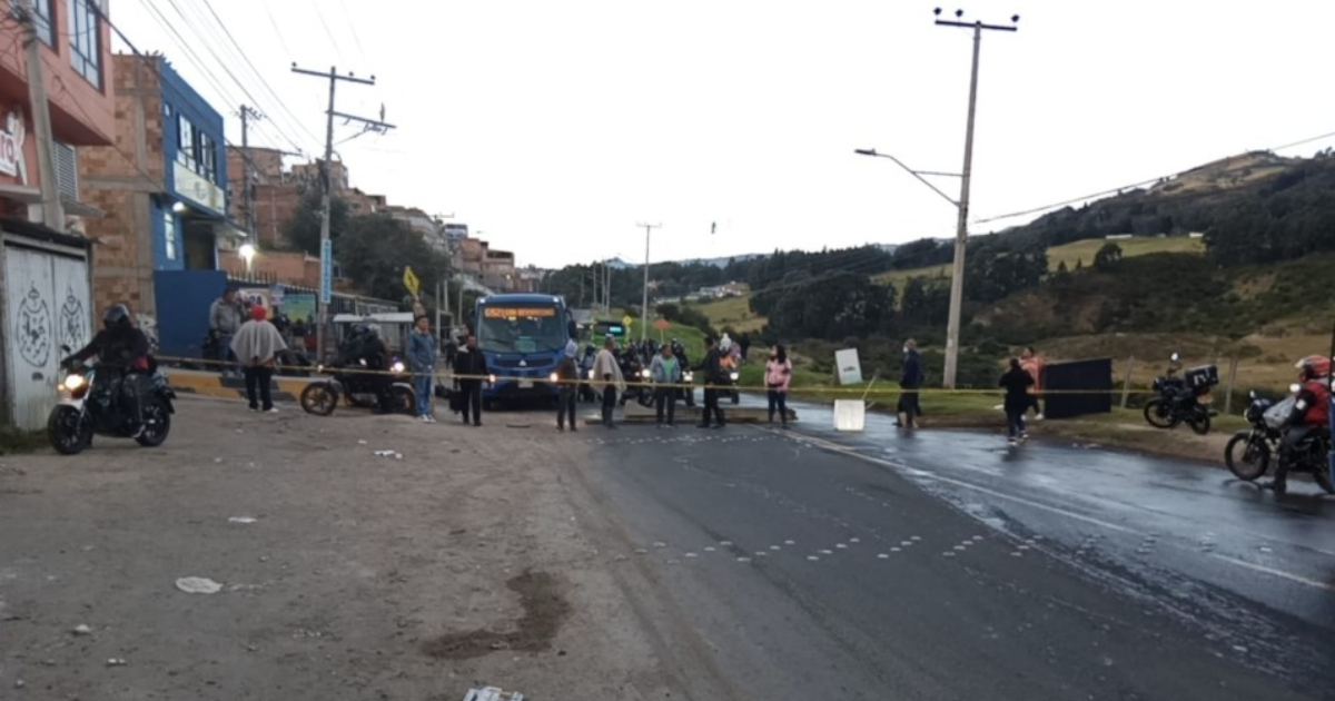 Imagen de varias personas bloqueando el paso de un bus del SITP