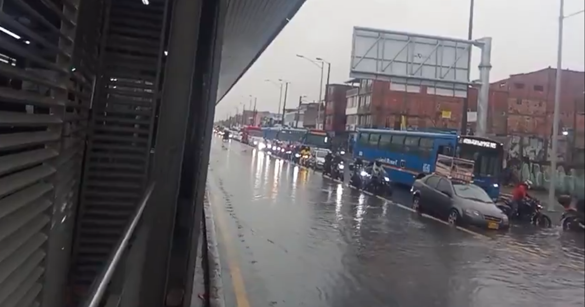 Imagen de un encharcamiento en vía